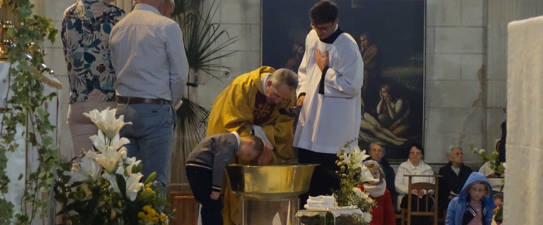 Homélies et photos du dimanche de Pâques (et baptêmes de 21 enfants 3 à 18 ans)