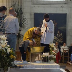 Homélies et photos du dimanche de Pâques (et baptêmes de 21 enfants 3 à 18 ans)